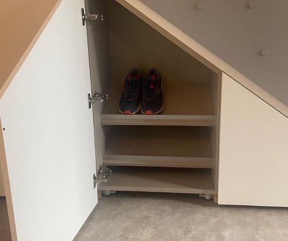 Maßgefertigter Schrank als Stauraum für Schuhe unter der Treppe