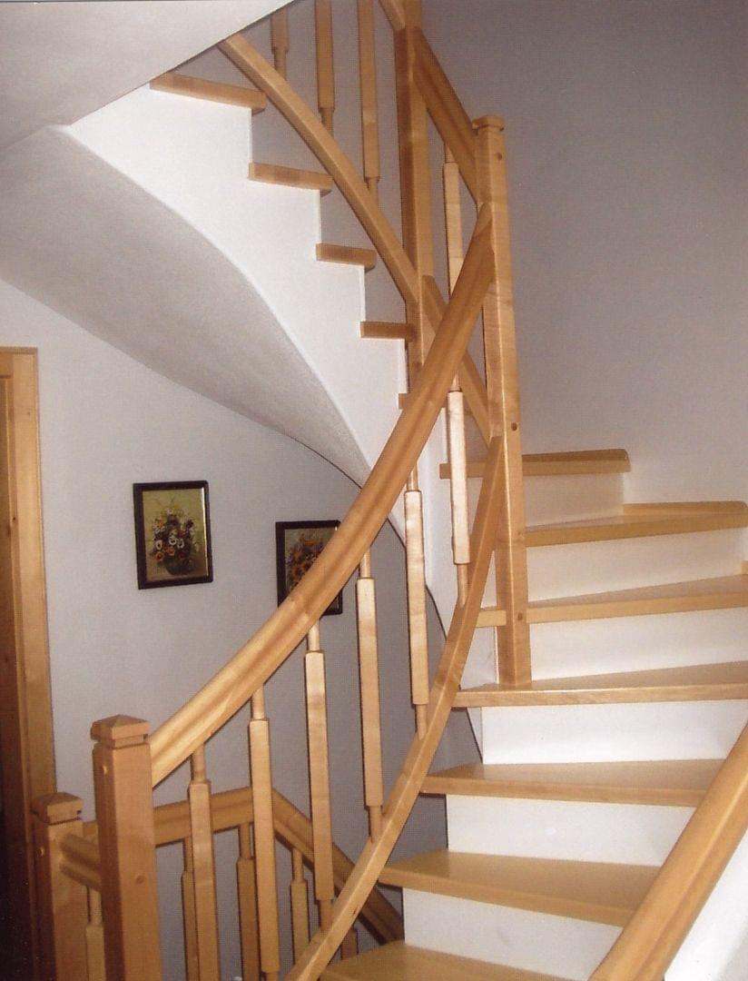 Betontreppe mit einem Stufenbelagsystem aus Holz und Holzgeländer