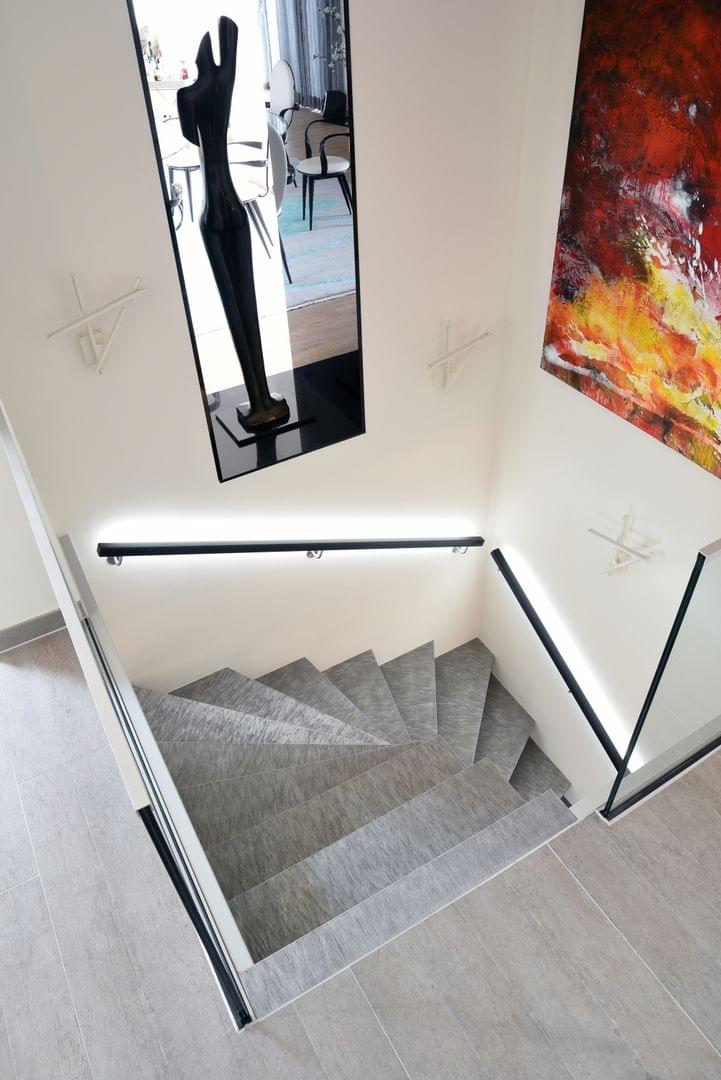 Aluminium Treppe mit Wandhandlauf und Treppenbeleuchtung im Wandhandlauf